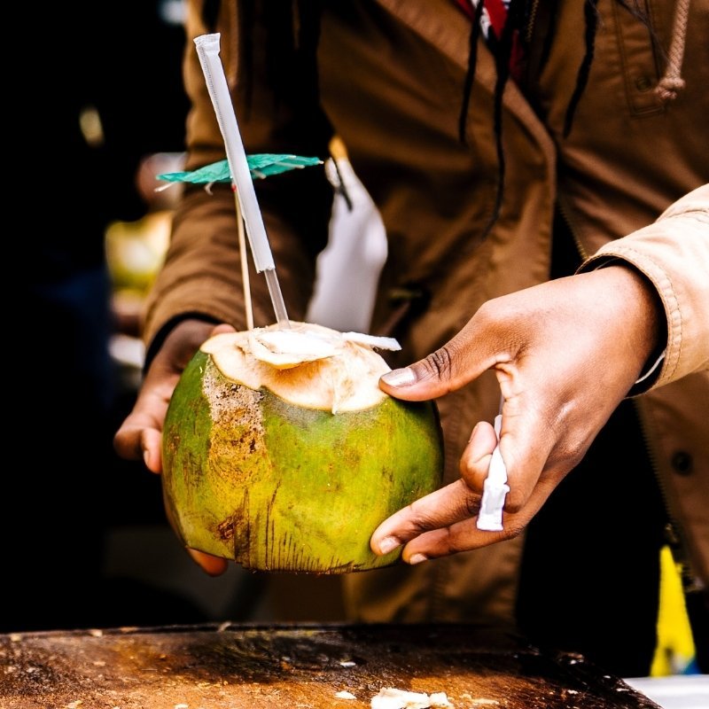 Noix de coco fraîche ouverte — boissons Ciel d'Azur