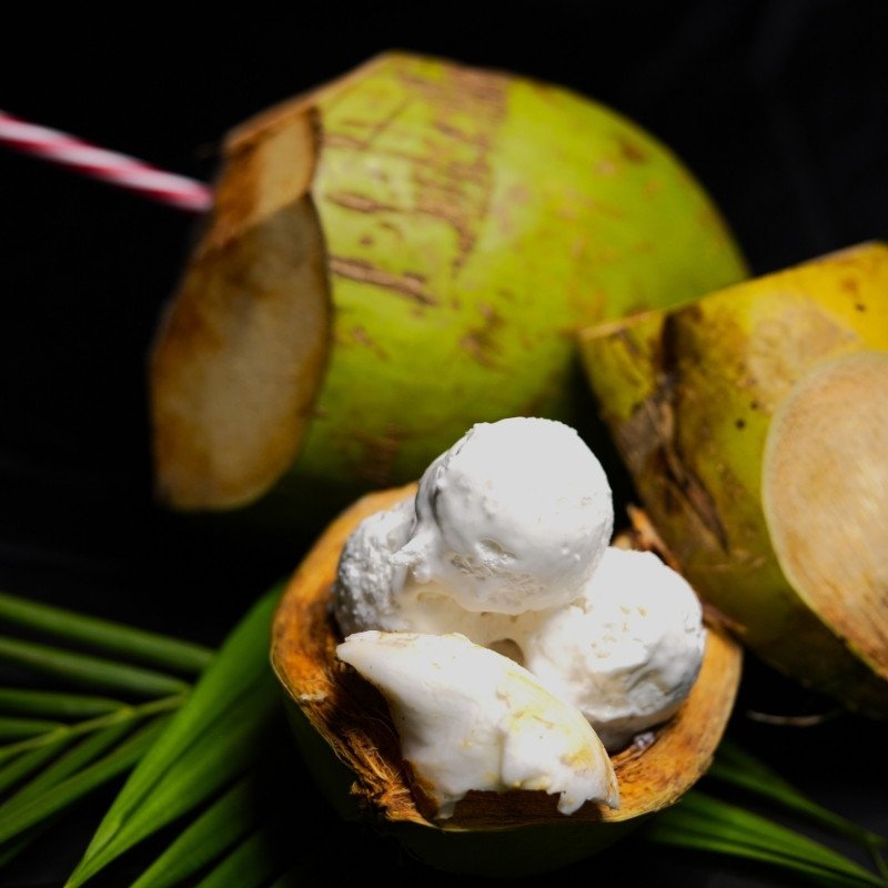 Glace coco servie dans sa noix — desserts Ciel d'Azur