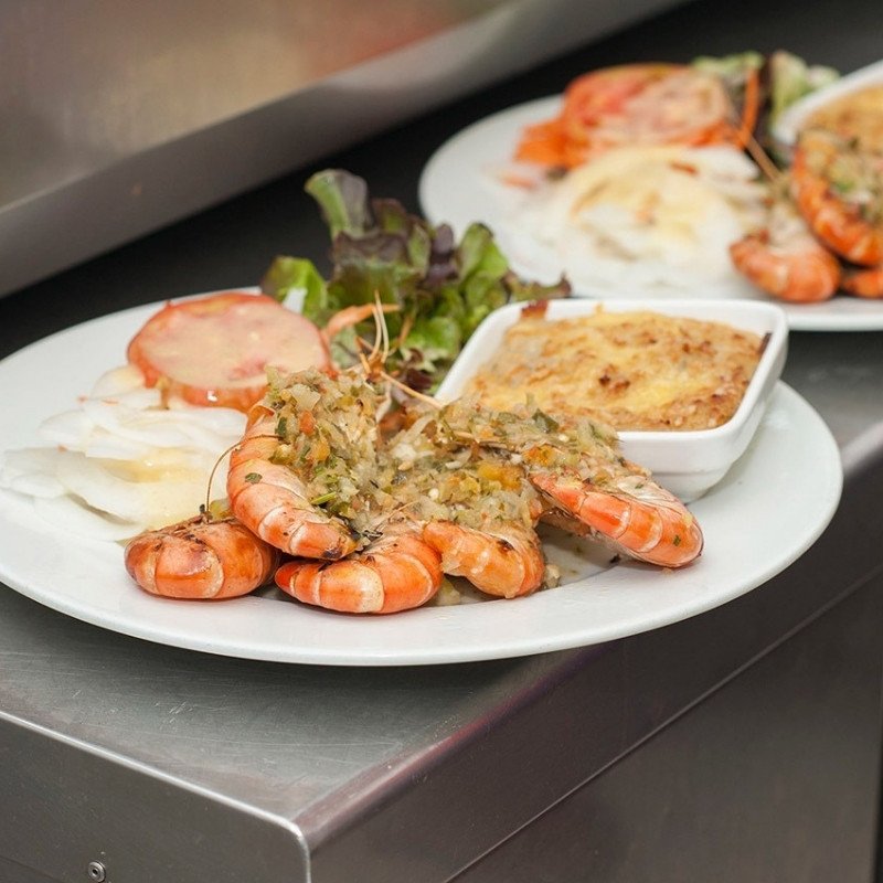 Crevettes grillées et gratin — salade créole et plats Ciel d'Azur